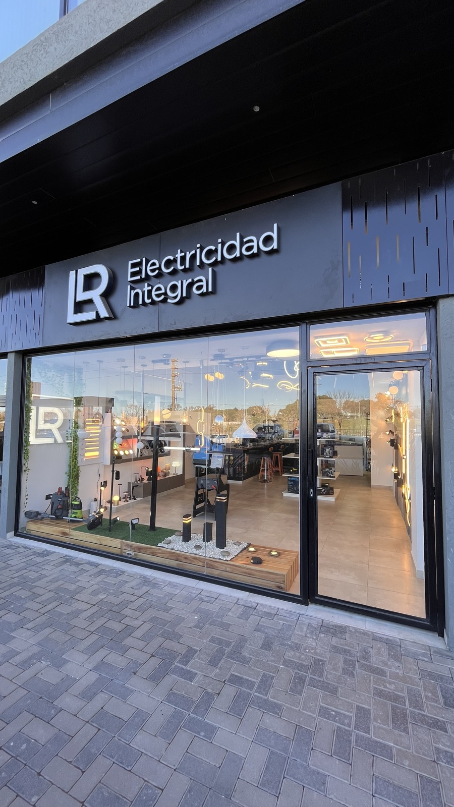 Exterior del local LR Electricidad