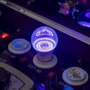 Lampara A60 12w UV E27